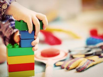 Torture su bimbi in affido, costretti a mettere elettrodi su mani e piedi