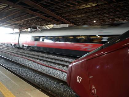 Uomo attiva freno d'emergenza del treno e picchia il macchinista