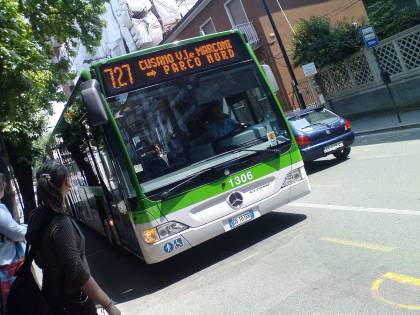 Milano, spara contro un pullman della Atm