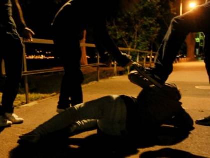 Fidanzati accerchiati dal branco: lei presa a pugni, lui finisce in ospedale