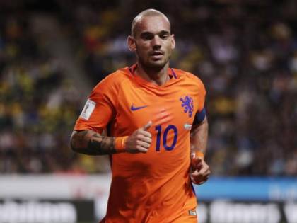 Follia Sneijder, si ubriaca e danneggia un'auto: fermato dalla polizia