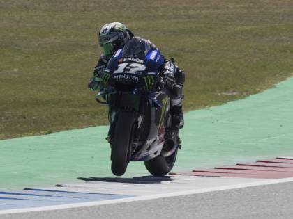 Paura per Vinales, brutta caduta con la moto da cross