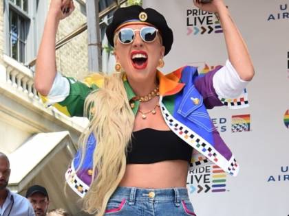 Lady Gaga al Pride Live a New York. Poi va a servire nel locale del padre