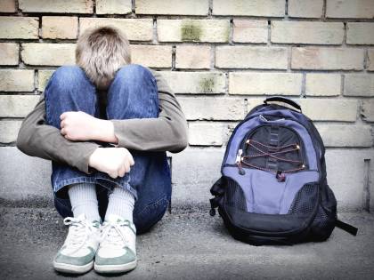 Taranto, bullo rompe il naso e i denti a un 14enne: denunciato