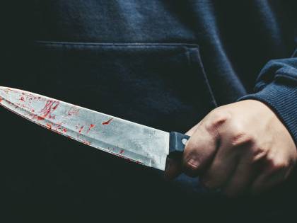 Follia a Napoli, torna a casa e trova la moglie con l’amante: accoltellati entrambi