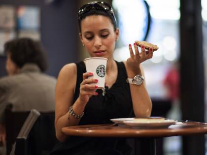 Rimane ustionata con una tazza di Starbucks, riceve 75.000 sterline