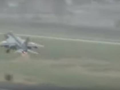 Jet decolla e si scontra con stormo di uccelli: il pilota salvo per miracolo