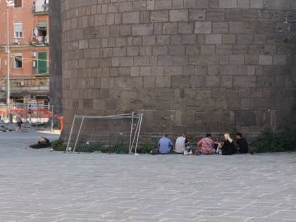 Napoli, la piazza riqualificata? Ricovero per tossici e ubriachi