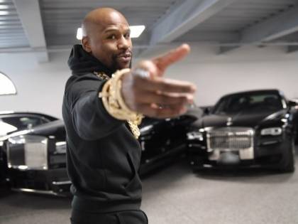 Floyd Mayweather, polemica social per il video con una montagna di soldi