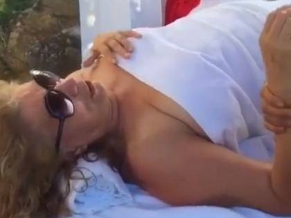 Iva Zanicchi cade al mare ma il video è tutto da ridere