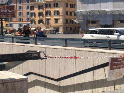 La metro Barberini resta chiusa, i negozianti: "A rischio attività e posti di lavoro"