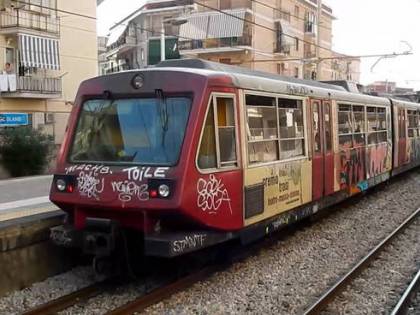 Allarme bomba alla metro di Napoli, ma era un trolley di uno studente