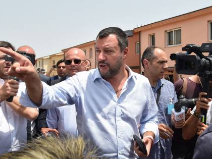 Salvini in visita al gattile del Verano