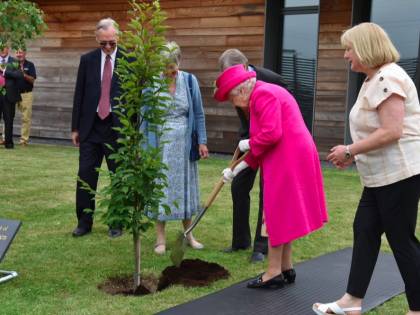 La Regina Elisabetta pianta un albero
