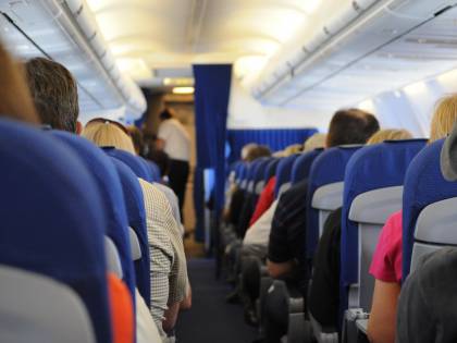 Si innamora di una hostess e blocca un aereo: condannato
