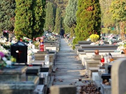 Salerno, anziana 80enne cade in una tomba e si ferisce