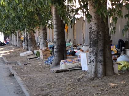 Clochard accampati davanti all'ospedale Loreto Mare