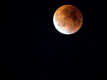 Arriva l'eclissi parziale: ecco quando e dove vedere la Luna Rossa