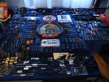 Torino: quelli sequestrati dalla Digos sono ammazzasbirri