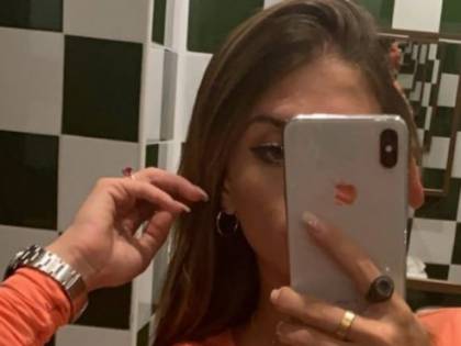 Chiara Nasti mostra il piercing intimo