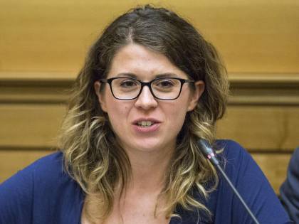 "Incinta non puoi presiedere": scoppia il caos in commissione
