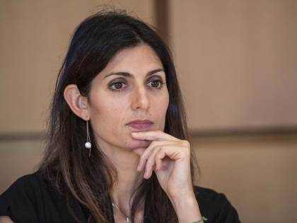 Il marito di Virginia Raggi, sconsolato su Facebook: "Anche stanotte torni domani. Raggi dove sei?"