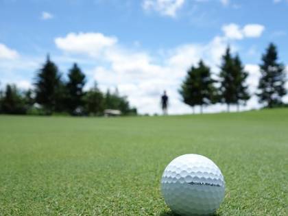 Tragedia sul campo da golf: bimba uccisa da pallina scagliata da suo padre