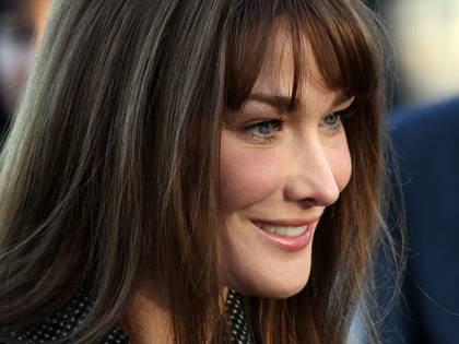 Carla Bruni chiede scusa dopo la tremenda gaffe sul Coronavirus