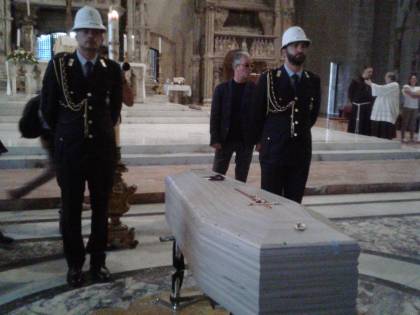 Napoli, in migliaia per l’ultimo saluto a Luciano De Crescenzo
