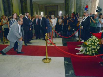 Camera ardente Borrelli: Antonio di Pietro piange dinanzi al feretro