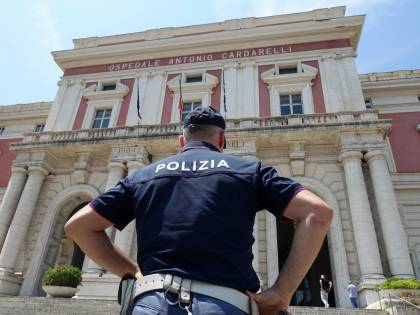 Aggredisce gli agenti, il giudice: "È richiedente asilo, liberatelo"