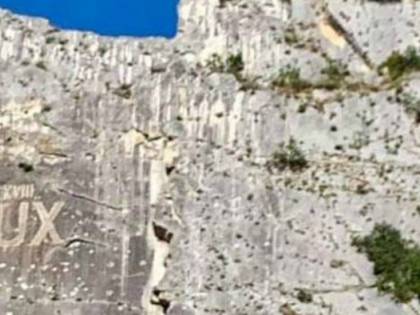 Il sindaco ripulisce ripulisce la scritta 'Dux' sulla montagna
