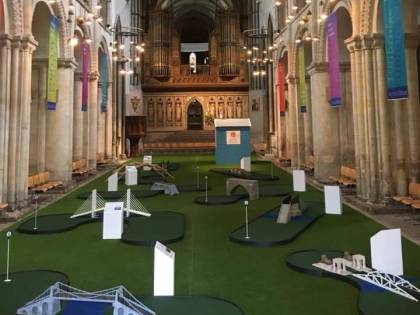 Regno Unito, la cattedrale di Rochester diventa un campo da golf