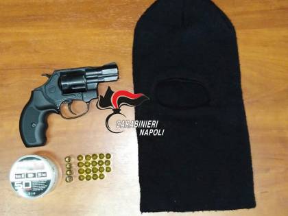 Sul Vesuvio con una pistola senza tappo rosso, arrestati due giovani