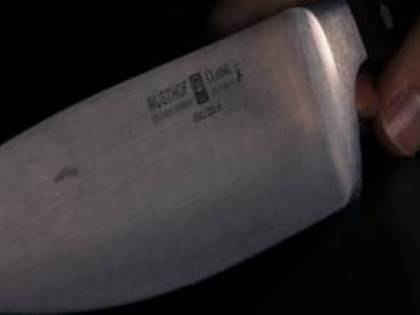 Tenta la rapina con machete, si barrica in casa e minaccia di far esplodere la palazzina
