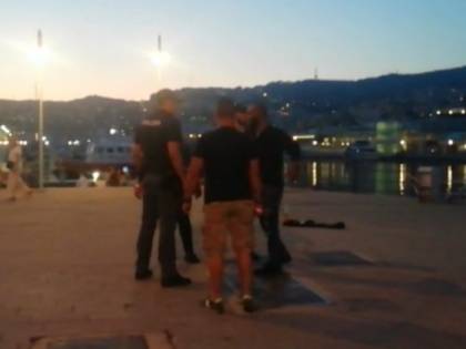 Immigrato strattona un bimbo, il nonno reagisce. E scatta la rissa