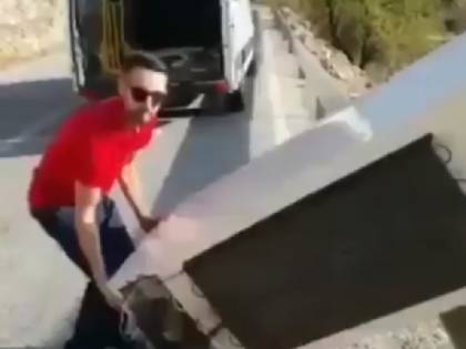 Butta frigo in un burrone, rischia multa fino a 100 mila euro