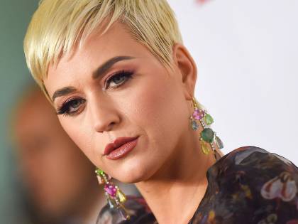 Katy Perry sul gommone: Bradley Cooper la aiuta