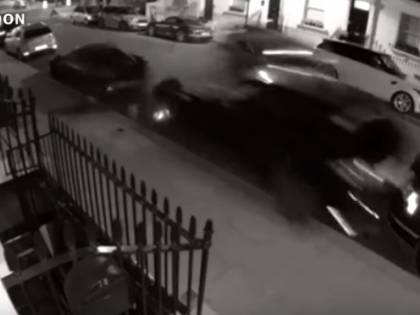 Guida a folle velocità e travolge auto di lusso: mezzo milione di danni