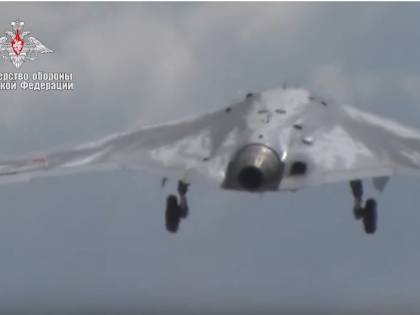 Russia, le immagini del primo volo del drone Hunter