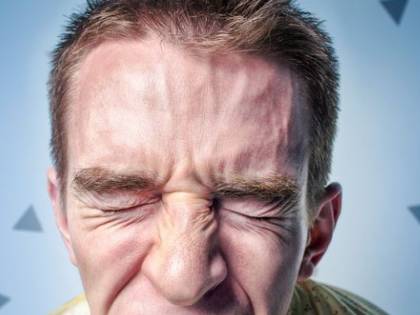 I parenti fanno rumore mentre masticano: uomo taglia i ponti con la famiglia