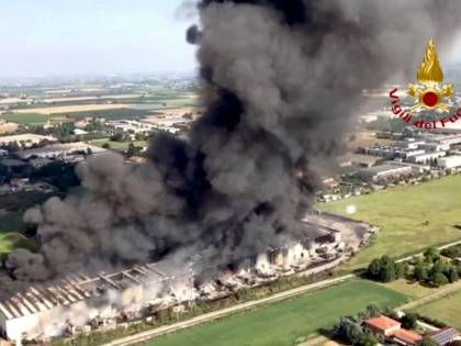 Incendio in un capannone: "Difficili operazioni di spegnimento"