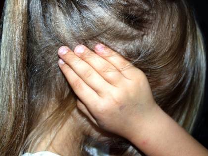Napoli, padre stupra a turno le figlie: arriva la condanna a 10 anni