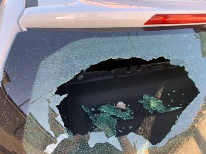 Frammenti di un Boeing 787 cadono su tetti e automobili a Fiumicino