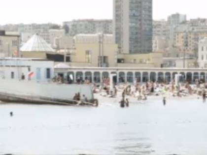 Sulla spiaggia di Trieste un muro bianco separa gli uomini dalle donne