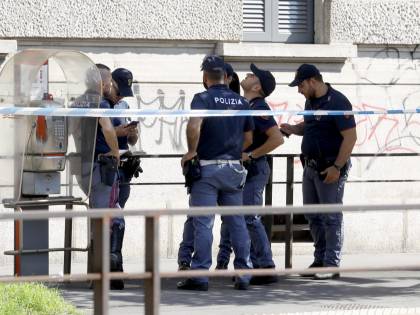 Milano, donna precipitata dal quarto piano: il corpo trovato davanti al Tribunale