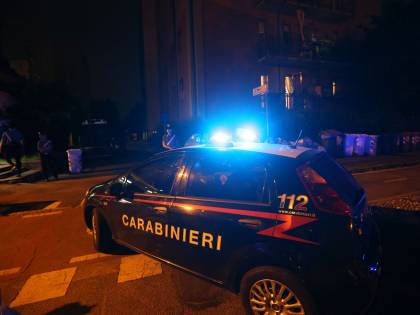 Straniero nudo nel parco tra gli irrigatori in funzione: "Fa caldo"