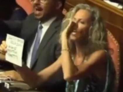 Cirinnà fa gestaccio a Salvini in Senato