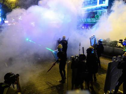 Hong Kong, soldati cinesi e blindati al confine: si teme imminente azione di Pechino