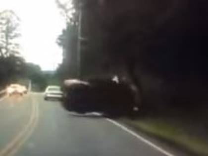 Usa, si distrae con il cellulare mentre guida: incidente filmato in diretta